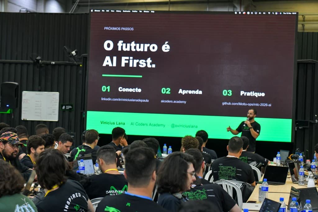 Vinicius Lana palestrando no mottu-tech-conference