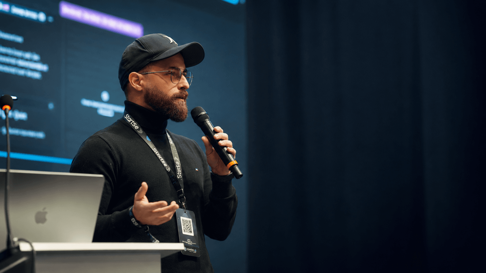 Vinicius Lana compartilhando experiências com IA em uma palestra